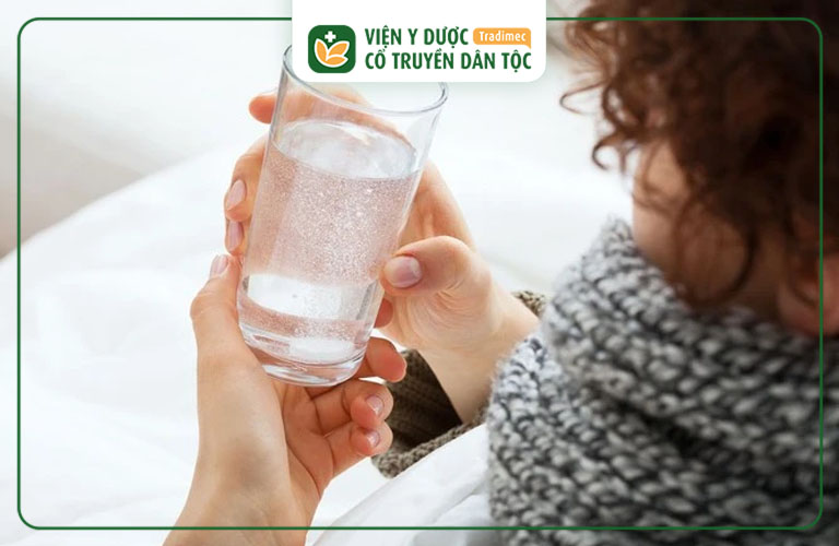 Uống nước ấm giúp họng giảm đau rát hiệu quả