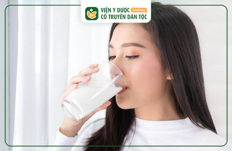 Người bị đau dạ dày nên uống sữa giúp phục hồi dạ dày
