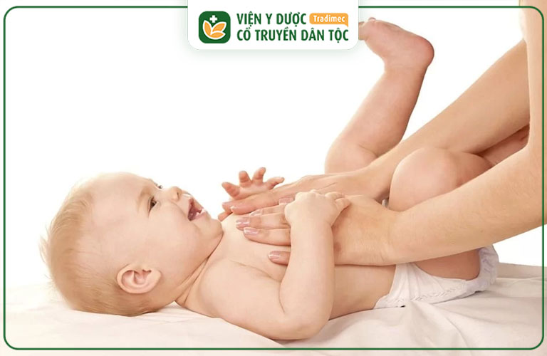 Dùng tinh dầu massage vùng bụng cho bé để giảm cảm giác khó chịu