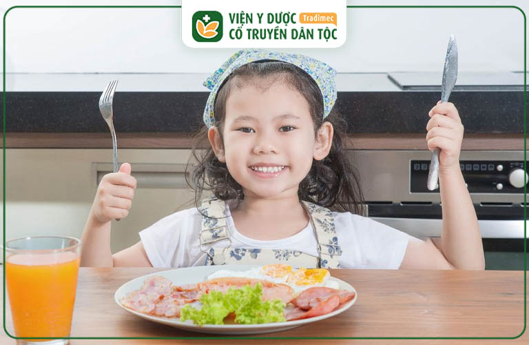 Chia nhỏ bữa ăn mỗi ngày cho con để giảm áp lực lên hệ tiêu hóa