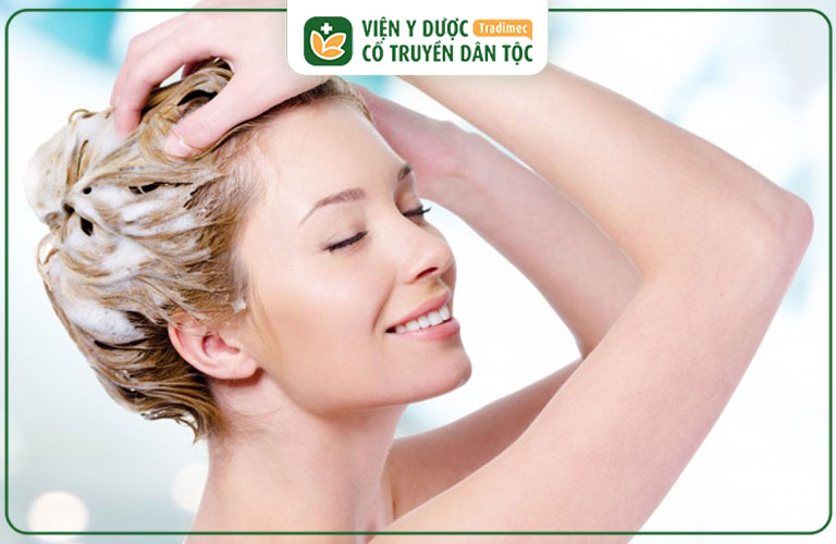 Nhiều người sử dụng dung dịch vệ sinh để trị nấm da đầu